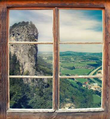 Abstehender felsen in bergen