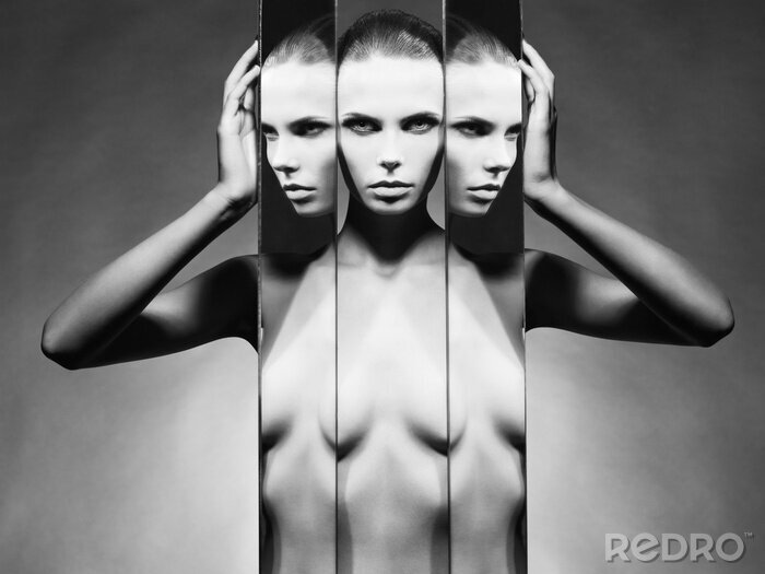 Bild Akt einer Frau, die sich in Spiegeln spiegelt