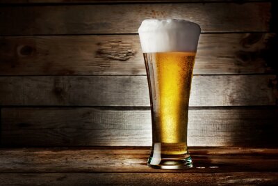 Alkoholische Getränke Bier in einem hohen Glas