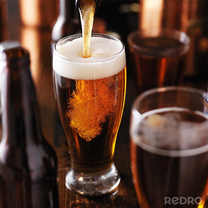 Bild Alkoholische Getränke vom Zapfhahn in einen Bierkrug gegossenes Bier