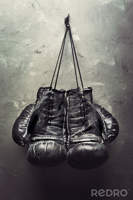 Bild Alte Handschuhe an der Betonwand