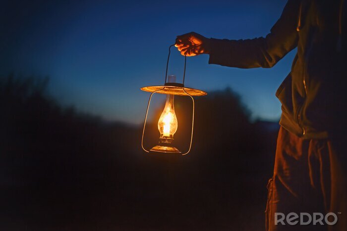 Bild Alte Lampe in den Händen eines Menschen