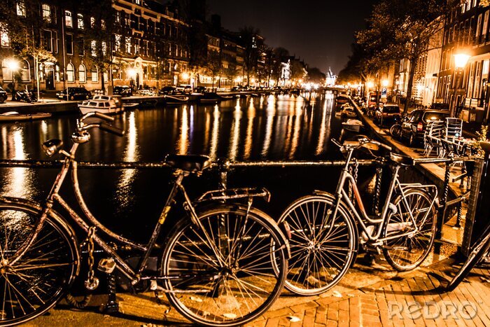 Bild Amsterdam bei Nacht mit Fahrrädern