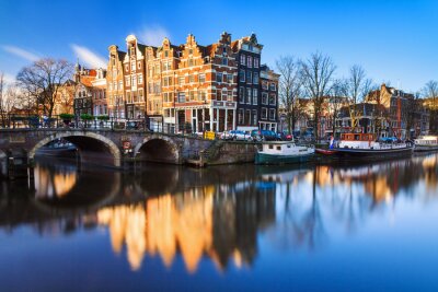 Amsterdam ein Gebäude am Wasser