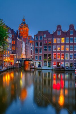 Amsterdam Niederlande in der Abenddämmerung