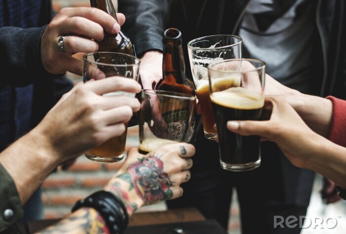 Bild Anstoßen mit Gläsern und Flaschen mit Bier