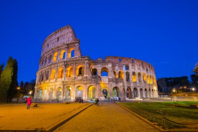 Antikes Rom und Kolosseum bei Nacht