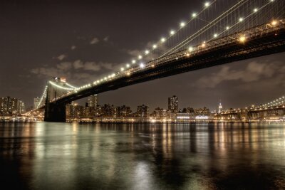 Bild Architektur der Brooklyn Bridge bei Nacht
