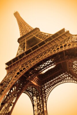 Architektur des Bauwerkes Eiffelturm von unten