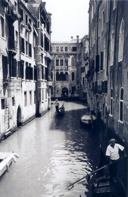 Architektur und venezianischer  Kanal