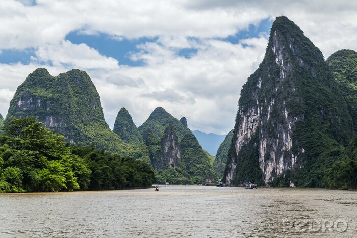 Bild Asiatische Landschaft mit Fluss und Bergen