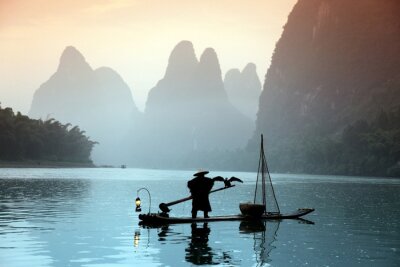 Asiatische Landschaft mit Mann im Boot