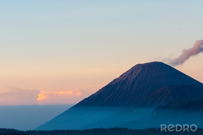 Bild Asiatischer Vulkan vor dem Hintergrund des Himmels