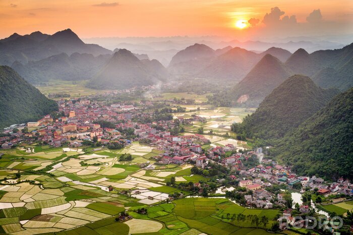 Bild Asien bunte Landschaft mit der vietnamesischen Stadt