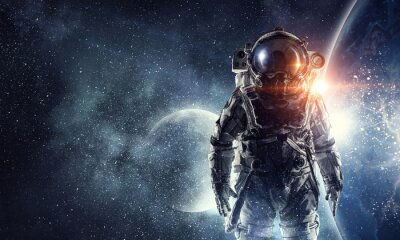 Astronaut avor dem Sonnenhintergrund