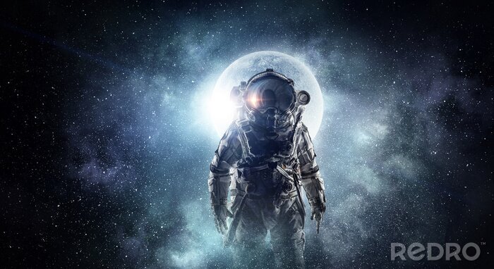 Bild Astronaut steht vor dem Hintergrund der Sonne