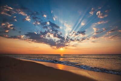 Atemberaubender Sonnenuntergang am Meer