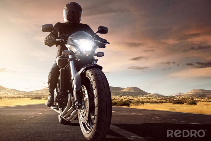 Bild Auf der Straße stehendes Motorrad