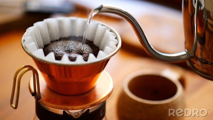 Bild Aufgießen gemahlener Kaffeebohnen mit heißem Wasser