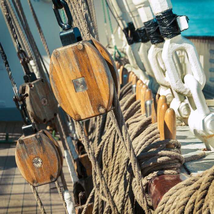 Bild Ausrüstung und Seile an Bord
