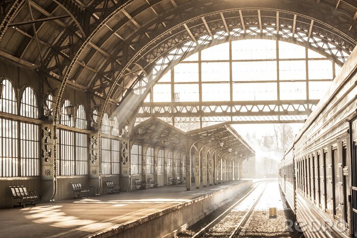Bild Bahnhof Innen Sonnenuntergang Sonnenaufgang in Sepia. Wagen und Plattform mit Baudach Fahren Sie mit dem Zug auf der Bahn