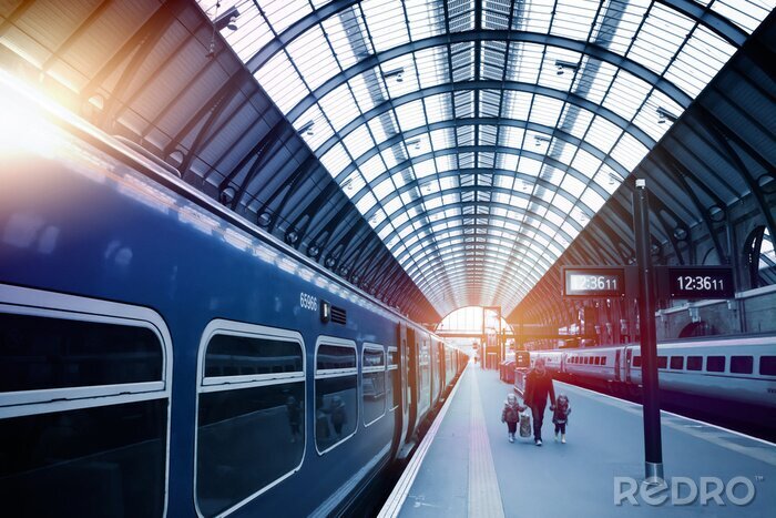 Bild Bahnsteig mit einem Zug und Fahrgästen