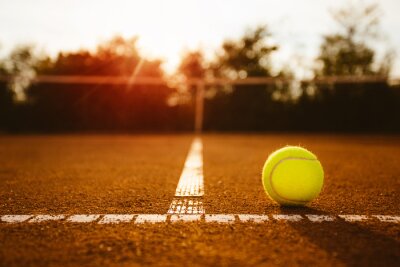 Ball auf einem Tennisplatz