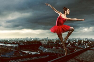 Balletttänzerin in Rot am Dach