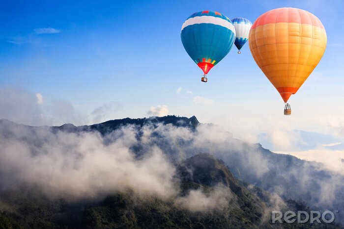 Bild Ballons über einem Berg fliegend