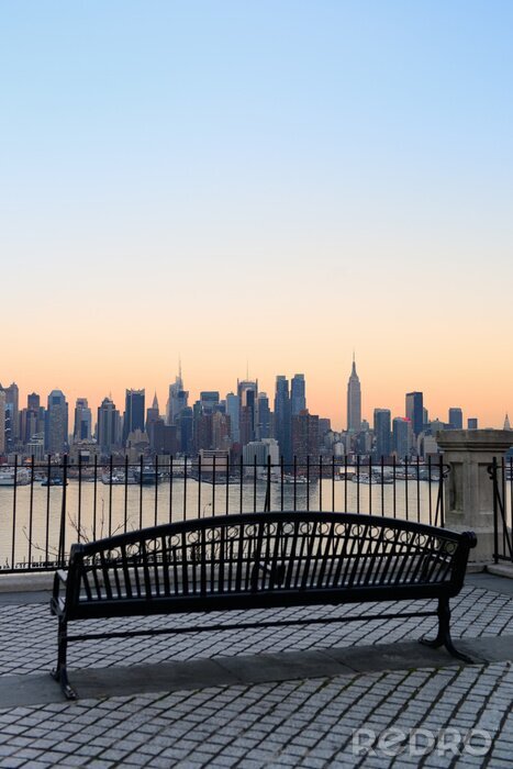 Bild Bank mit Ansicht von New York City