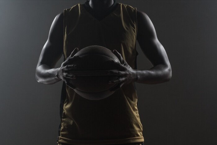 Bild Baskettballspieler auf dunklem Hintergrund