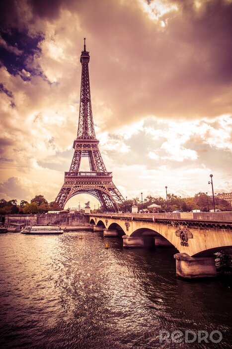 Bild Beautiful Eiffel Tower in Paris France under golden light