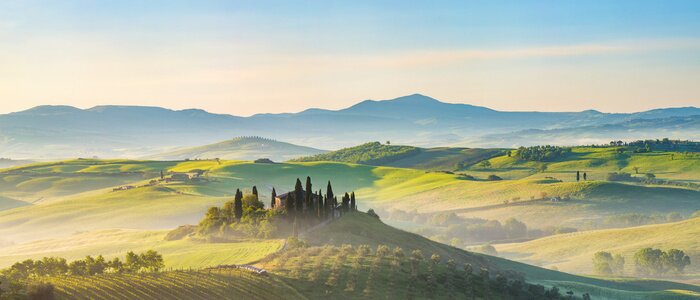 Bild Beautiful foggy landscape in Tuscany, Italy
