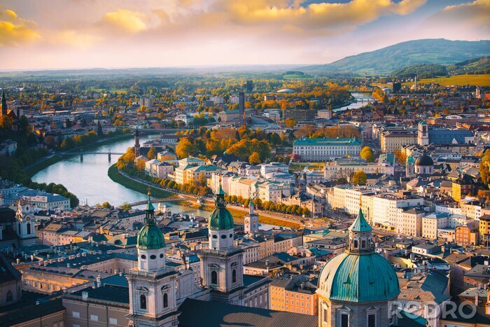 Bild Beautiful of Aerial panoramic view in a Autumn season at a historic city of Salzburg with Salzach river in beautiful golden evening light sky and colorful of autumn at sunset, Salzburger Land, Austria