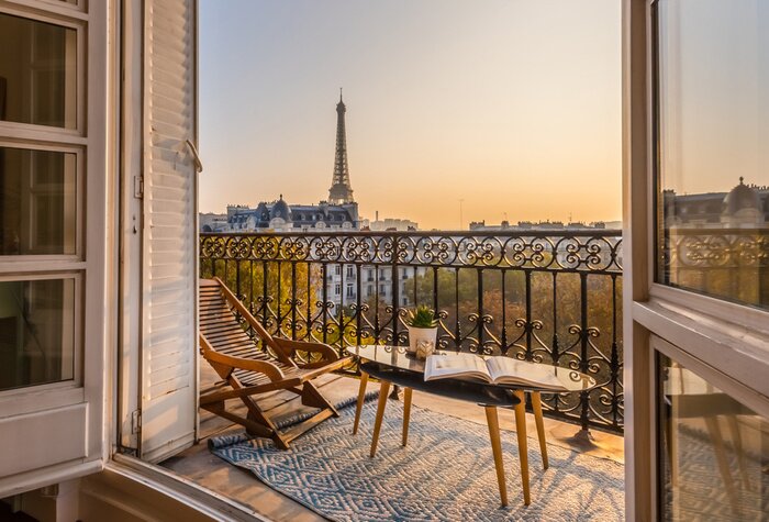 Bild Beautiful paris balcony at sunset with eiffel tower view