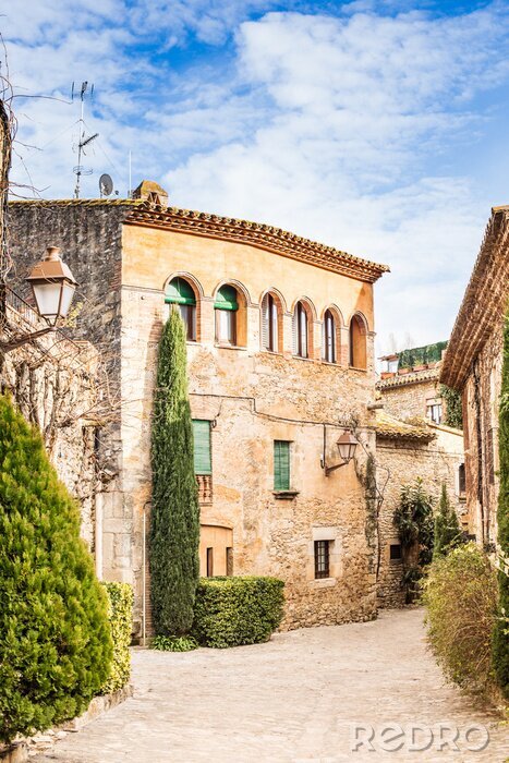 Bild Beige Gebäude mit Himmelhintergrund