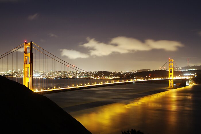 Bild Beleuchtete Architektur am Fluss