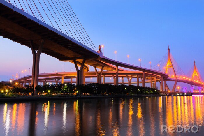 Bild Beleuchtete Brücke in Asien