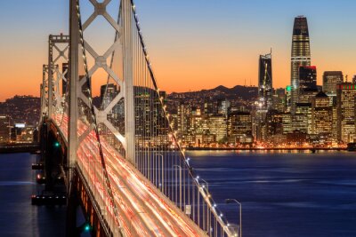 Beleuchtete Golden Gate Bridge in San Francisco
