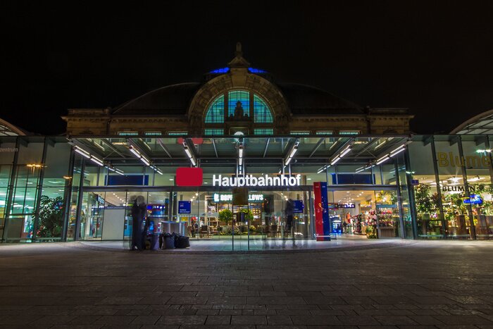 Bild Beleuchteter Bahnhof