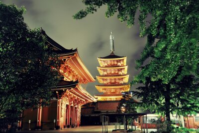 Beleuchteter Tempel in Tokio