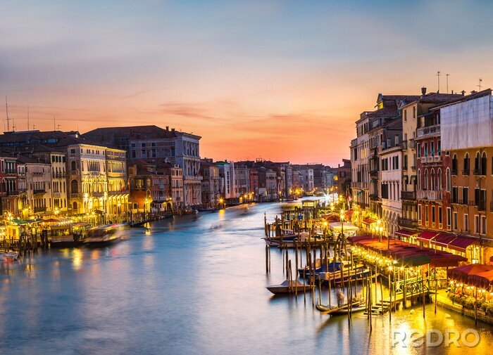 Bild beleuchteter venezianischer Kanal