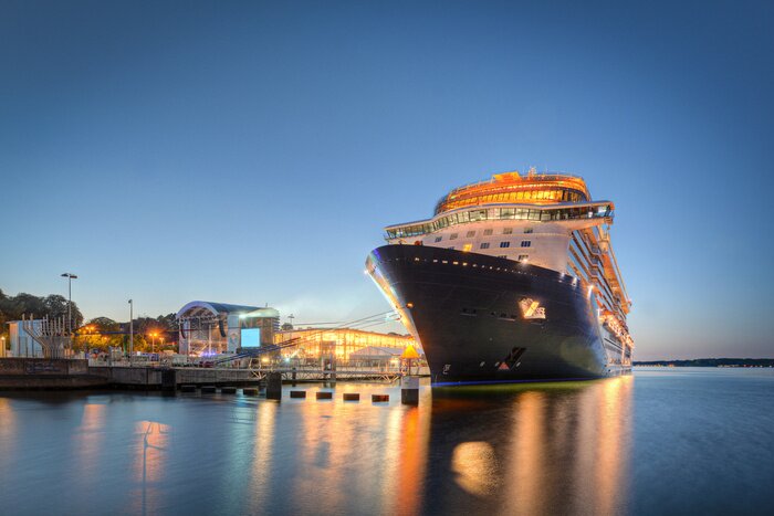 Bild Beleuchtetes Linienschiff im Hafen