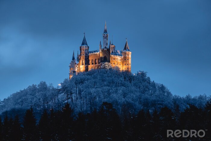 Bild Beleuchtetes Schloss bei Nacht im Winter