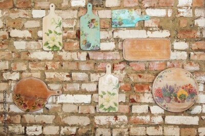 Bild Bemalte Bretter an einer Ziegelwand