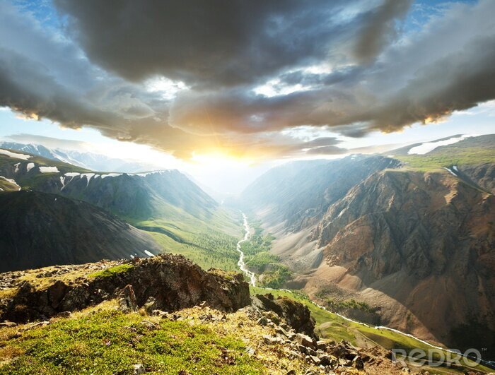 Bild Bergige Landschaft aus der Vogelperspektive