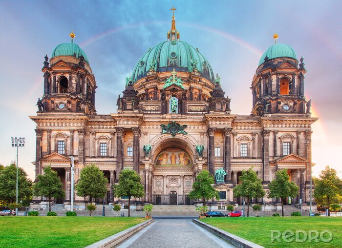 Bild Berlins Architektur und Regenbogen