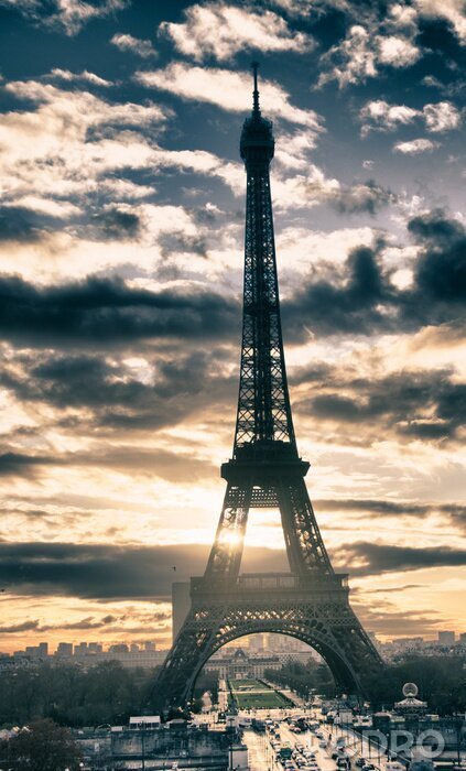 Bild Beschattete Architektur vor dem Hintergrund der Wolken