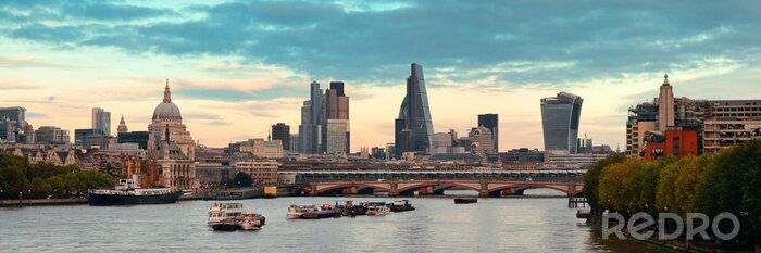 Bild Bewölkte Skyline von London