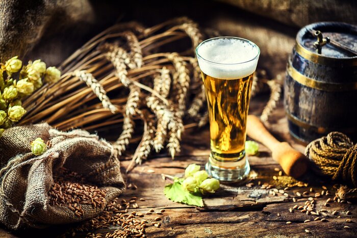 Bild Bier im Glas Hopfen und Fass